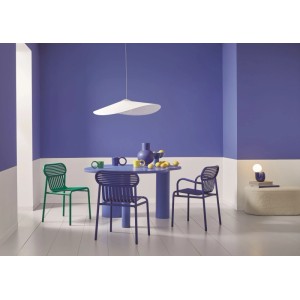 Modernes Esszimmer mit Wänden in Alpina Pantone Amparo Blue Tiefblau. Blauer Tisch, Stühle, weiße Pendelleuchte.