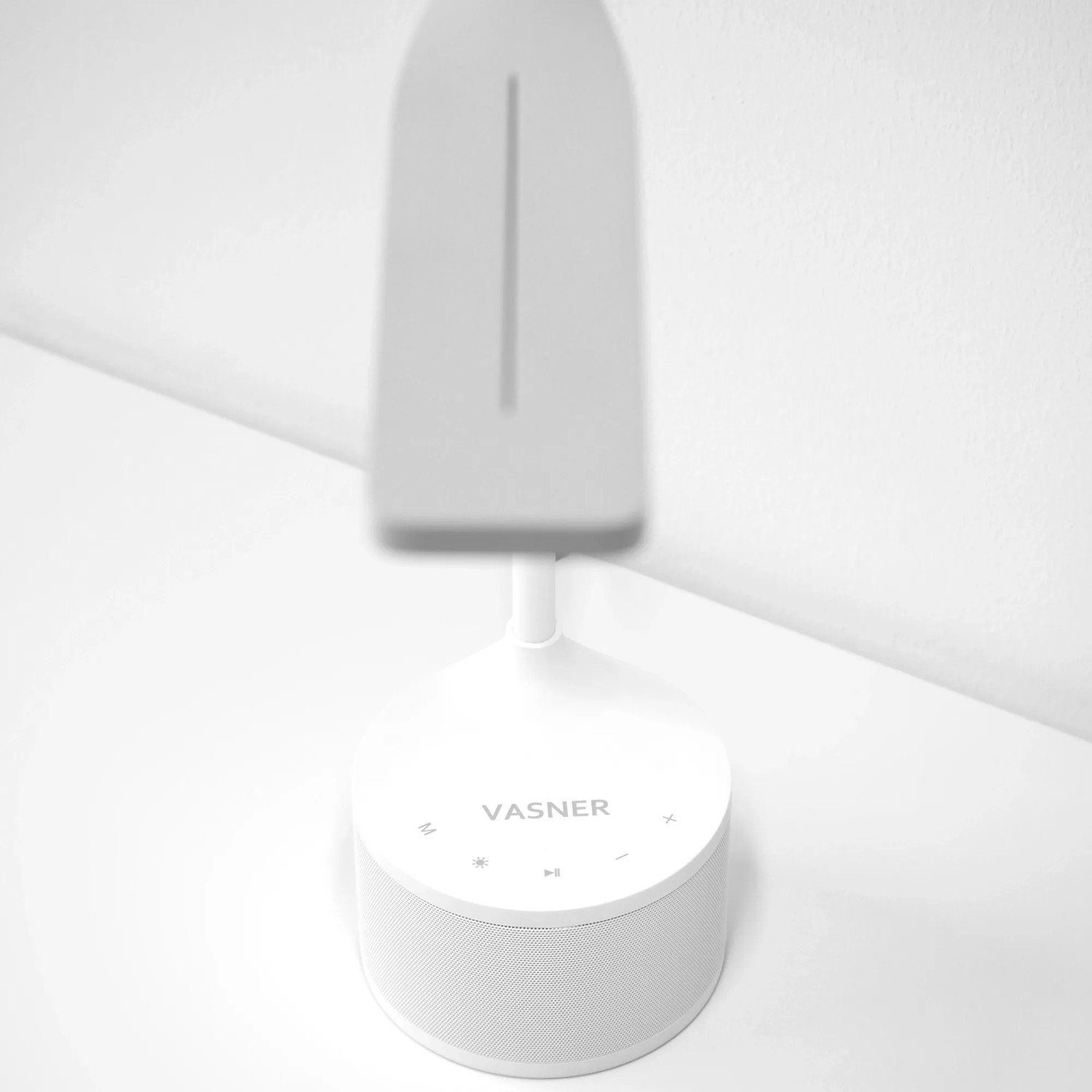 Weiße Vasner LED Schreibtischleuchte Lumbeat mit Bluetooth Lautsprecher und USB-Ladeport.