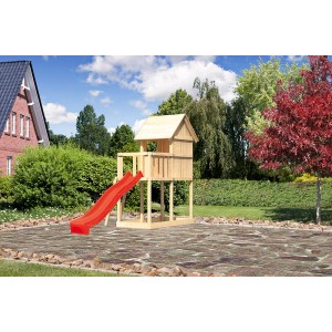 Karibu Kinderspielhaus Frieda Set: naturbelassenes Holzhaus mit roter Rutsche im Garten.