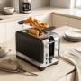 HOMCOM Toaster aus Kunststoff in Schwarz/Silber mit Warmhalterost für Croissants und Toast auf Küchenzeile.