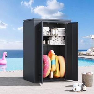 Anthrazitfarbener Weide Gartenschrank aus Stahl, wetterfest, mit Regalböden für Poolzubehör am Pool.