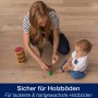 Frau und Kind spielen auf Parkettboden, gereinigt mit Bona Parkettreiniger.