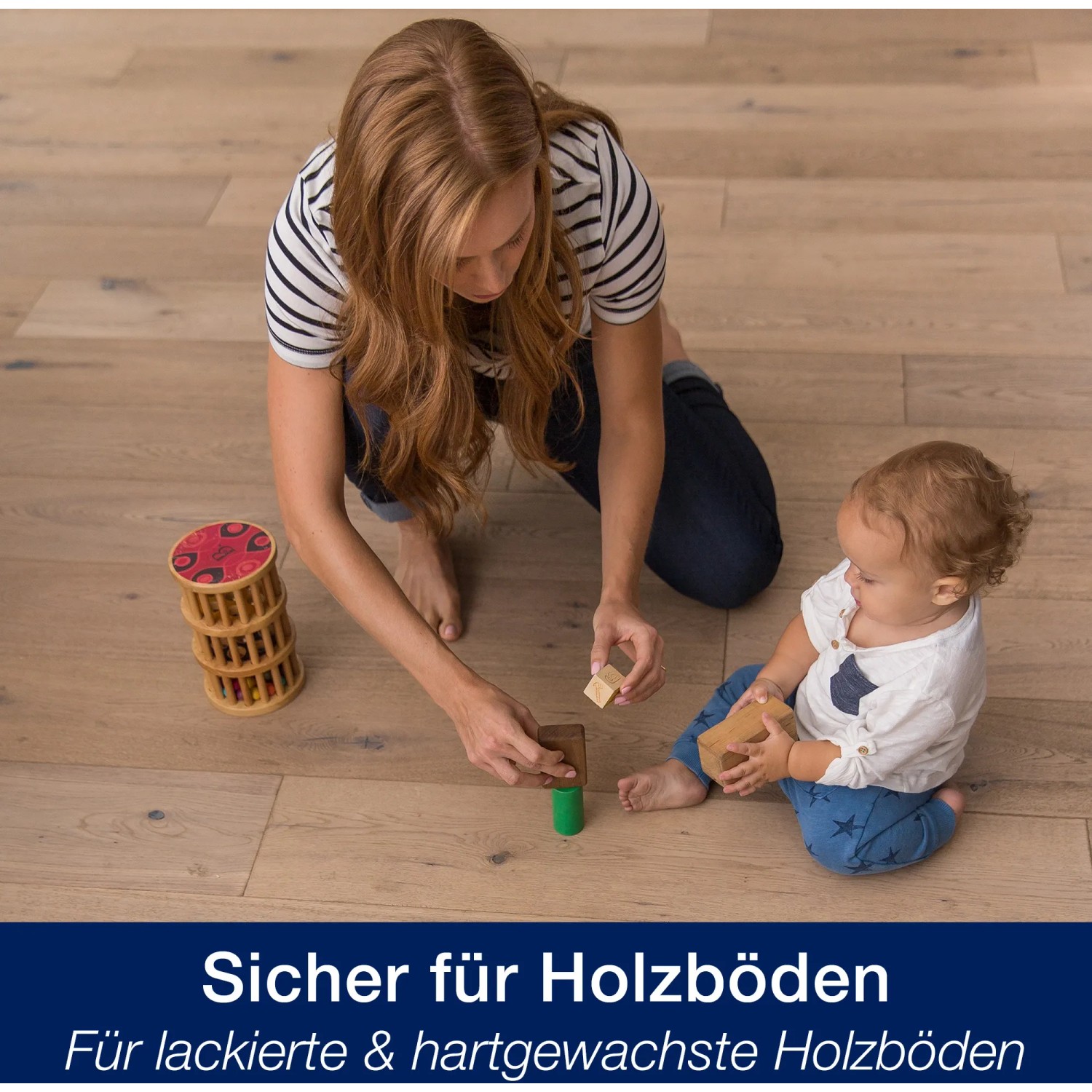 Frau und Kind spielen auf Parkettboden, gereinigt mit Bona Parkettreiniger.