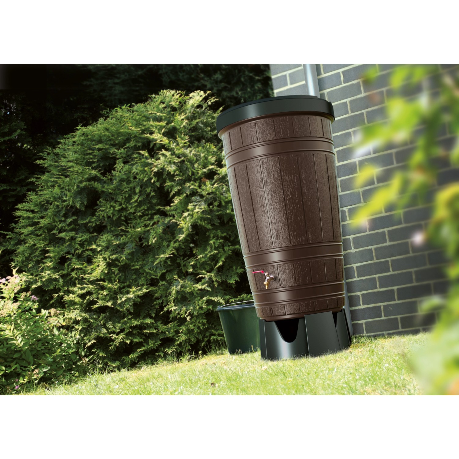 Braune Waterform Regentonne Woodcan 265 l in Holzoptik mit Wasserhahn im Garten.