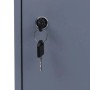Detailaufnahme: Grauer MCW Spind P63 mit Schlüssel im Schloss. Büroschrank mit Drehriegelschloss.