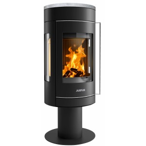 Justus Meva Kaminofen, Speckstein, Schwarz, 5,5 kW. Zeitbrandofen mit Sichtfenster und brennendem Holz.