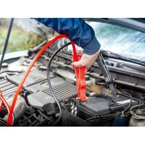 Starthilfekabel 16 mm² im Einsatz: Rote und schwarze Kabelklemmen an Autobatterie angeschlossen.