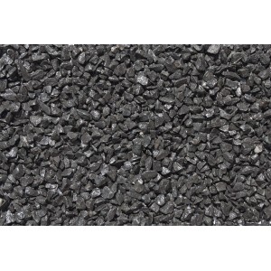 Nahaufnahme von schwarzem Basaltsplitt (8-12 mm) als Zierkies im 25 kg Sack.