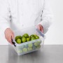 Transparente SmartStore Aufbewahrungsbox Classic 8 l mit Limetten, gehalten von einer Person.