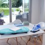 Leifheit AirBoard Compact Tischbügelbrett mit Bügeleisen auf einem Tisch.