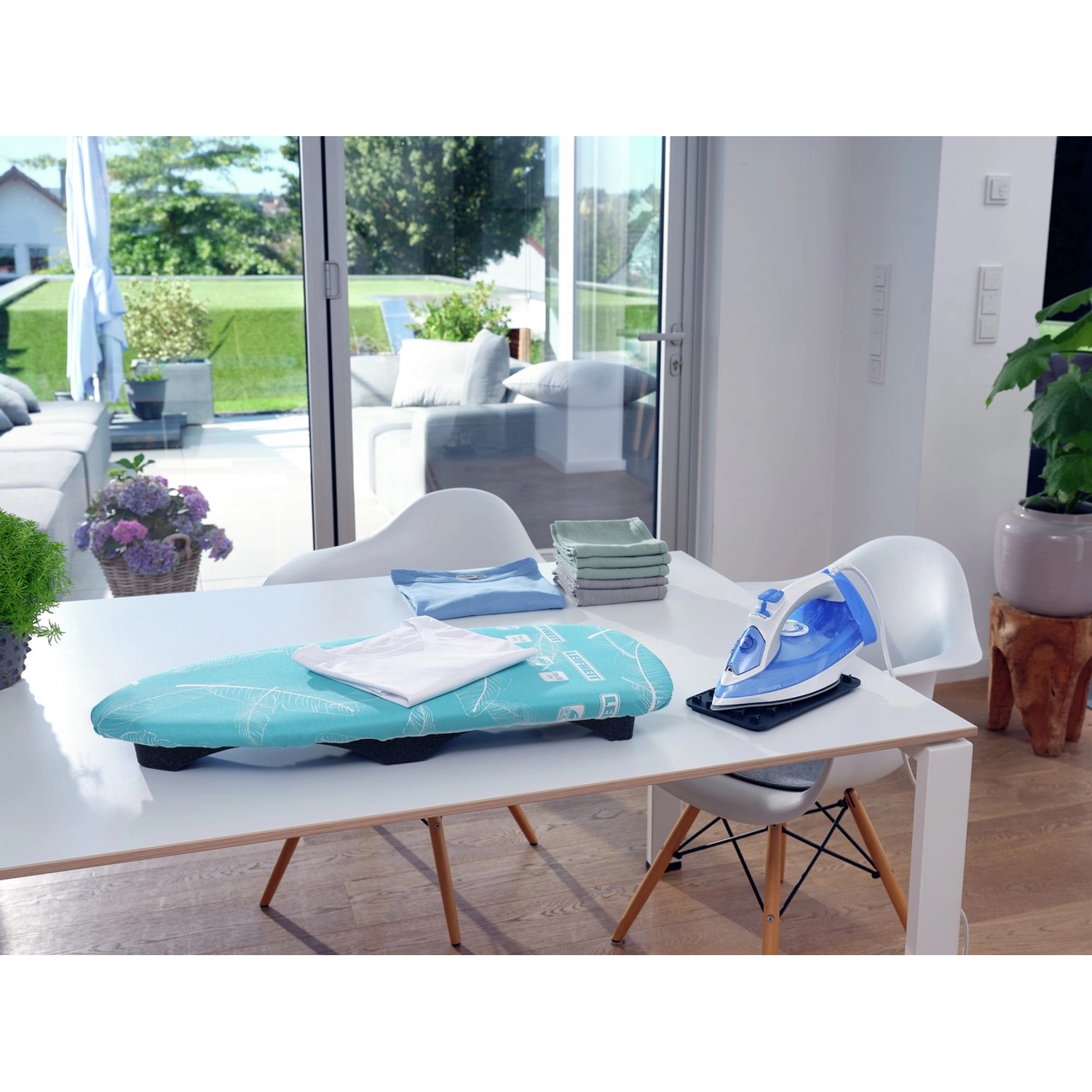 Leifheit AirBoard Compact Tischbügelbrett mit Bügeleisen auf einem Tisch.