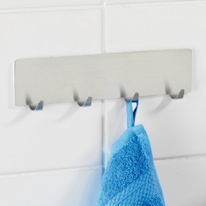 Wenko Hakenleiste Esperia, selbstklebend, Edelstahl matt, mit blauem Handtuch an einem der 4 Haken.