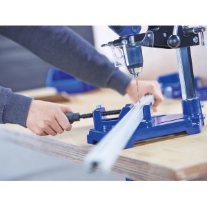 LUX Maschinenschraubstock mit 60 mm Spannweite im Einsatz mit Bohrmaschine.
