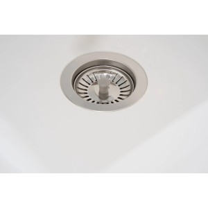 Detailaufnahme: Weißes Spülbecken Respekta Boston Mineralite mit Edelstahl-Siebkorb.