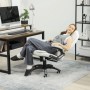 Cremeweißer Massagestuhl aus Leinenimitat, eine Person entspannt sich zurückgelehnt. Ergonomischer Bürostuhl mit Massagefunktion.