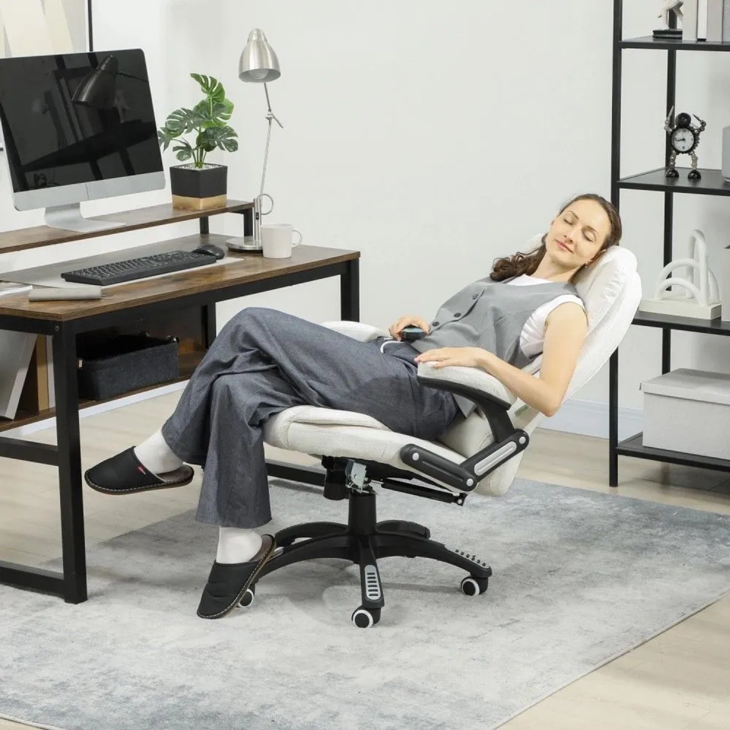 Cremeweißer Massagestuhl aus Leinenimitat, eine Person entspannt sich zurückgelehnt. Ergonomischer Bürostuhl mit Massagefunktion.