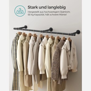 Schwarzer Songmics Kleiderständer zur Wandmontage mit hängenden Mänteln.
