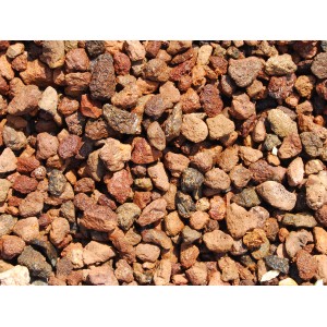 Nahaufnahme von braunem Lavamulch (8-25 mm) als Zierkies.