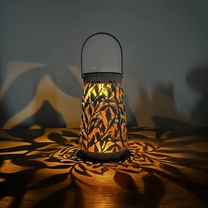 Schönenberger LED-Solarlaterne Olea mit Olivenblattmuster und warmweißem Licht.