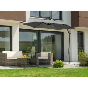 Anthrazitfarbener Schneider Ampelschirm Genua mit Neigungsfunktion über einer Sitzgruppe im Garten.