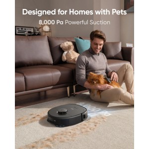 Eufy Saugroboter X10 Pro Omni im Einsatz mit Mann und Hund auf Sofa. Ideal für Tierhaushalte.