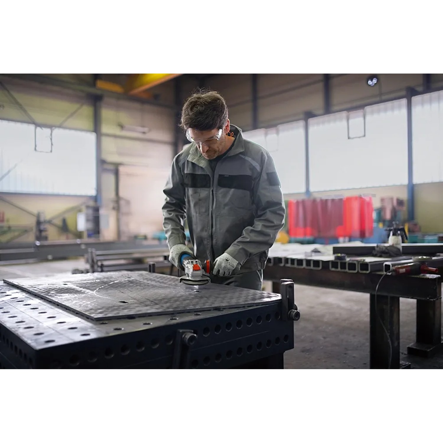 Anwender schleift Metall mit Bosch Professional GWX 14-125 S X-Lock Winkelschleifer.