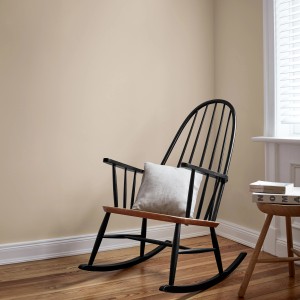 Schwarzer Schaukelstuhl vor Wand, gestrichen mit Alpina Feine Farben Sprühlack edelmatt.