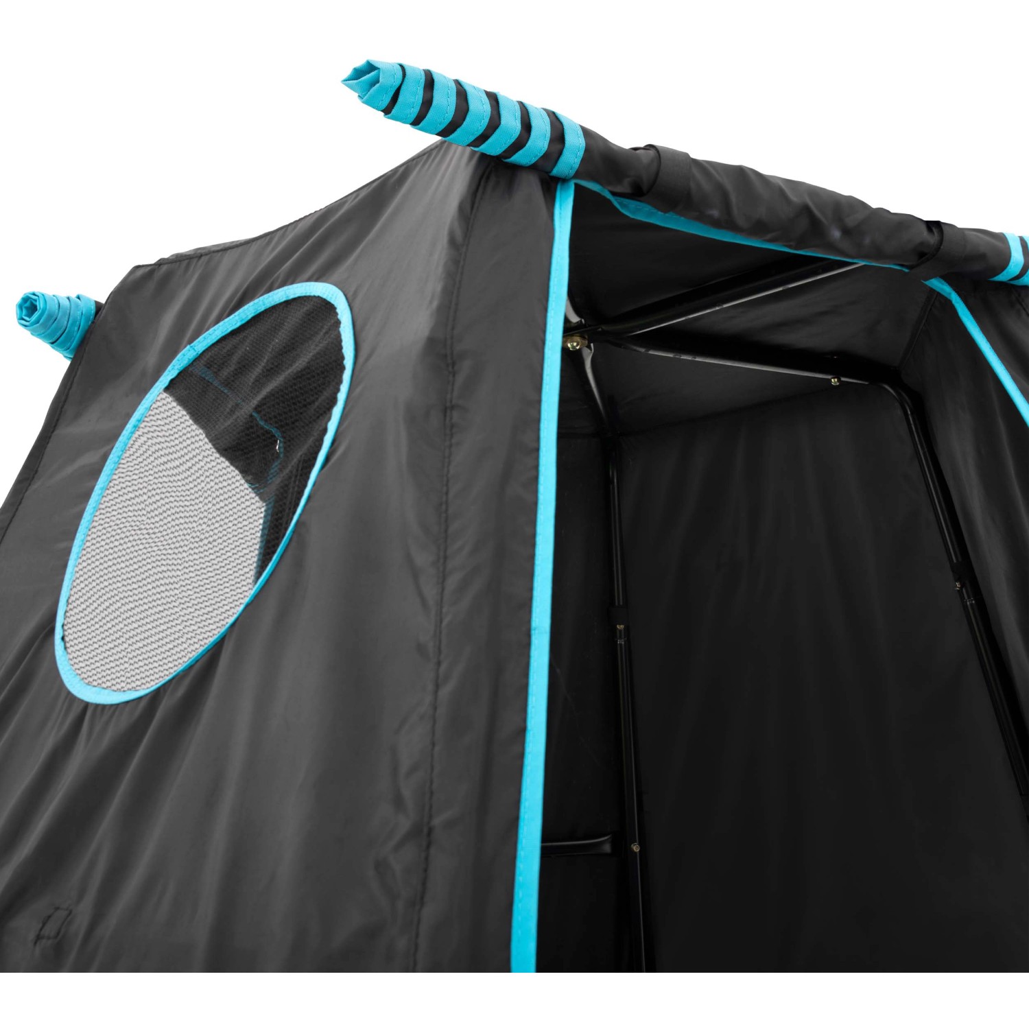 Detailansicht: Schwarzer TP Toys Spielturm Explorer mit Fenster und blauen Akzenten.