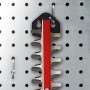 Einhell Akku-Heckenschere Arcurra 18/55 mit roten Griff und silbernen Messern, hängend.