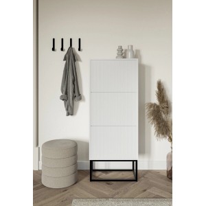 Weißer Selsey Schuhschrank Veldio mit Rillenfront und schwarzem Gestell im modernen Flur. 3 Klappfächer, 50 cm.