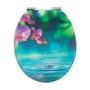 Ovaler Sinobath WC-Sitz mit Absenkautomatik, Orchideen- und Wasser-Design in Lila, Grün, Blau.