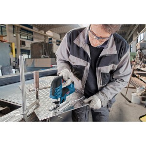 Bosch Professional GST 150 CE Stichsäge in Aktion beim Schneiden von Metall.