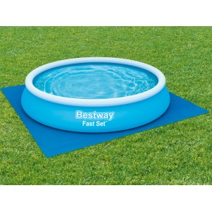 Blauer Bestway Pool auf Flowclear Poolbodenplane zum Schutz des Untergrunds.