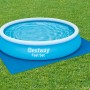 Blauer Bestway Pool auf Flowclear Poolbodenplane zum Schutz des Untergrunds.