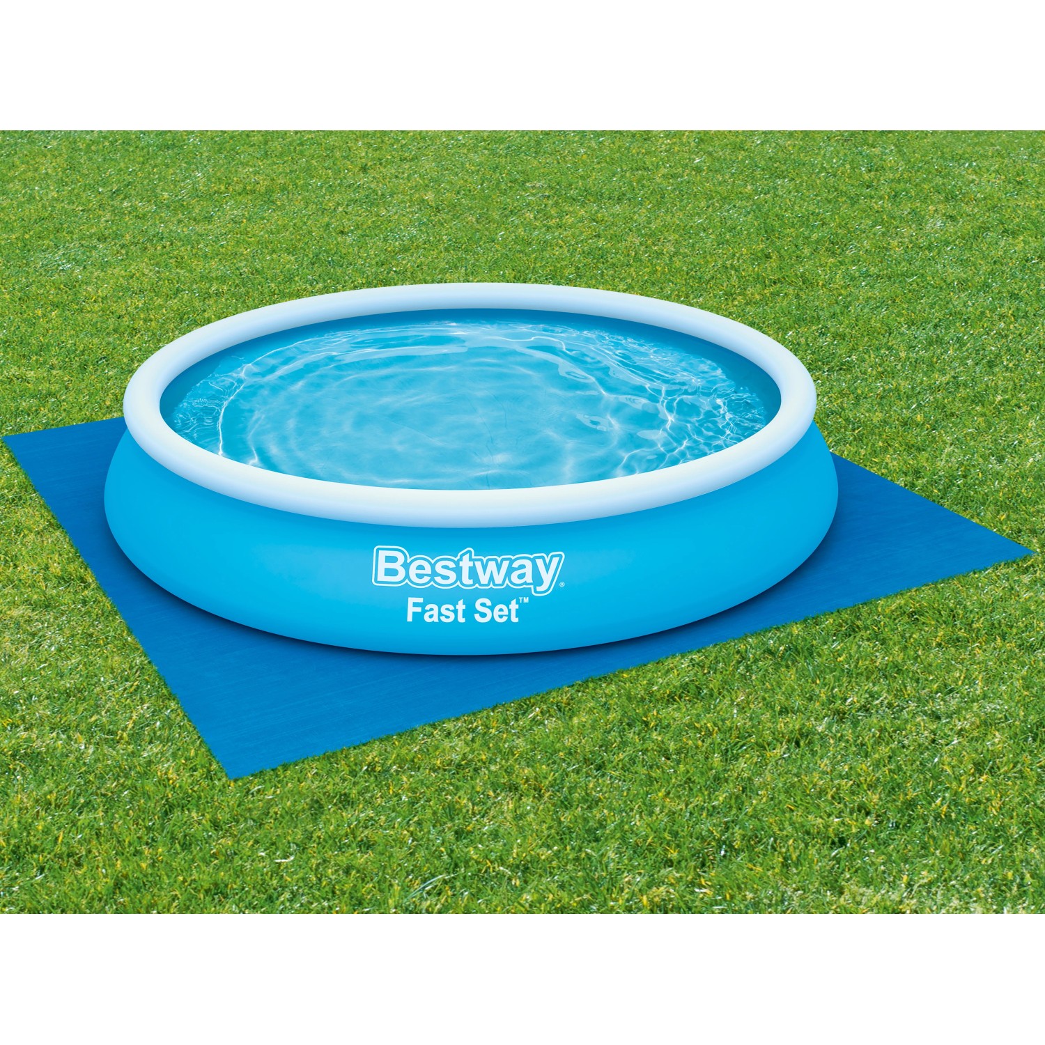 Blauer Bestway Pool auf Flowclear Poolbodenplane zum Schutz des Untergrunds.