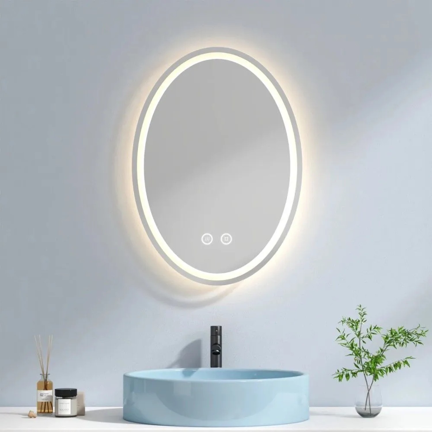 Ovaler Emke LED Badspiegel 50x70 cm mit Anti-Beschlag, Touch-Steuerung und Beleuchtung im Badezimmer.