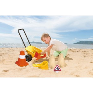 Hape Sandspielzeug-Set, 9-teilig, mit Junge am Strand, Eimer, Schaufel, Kipper und Verkehrskegel.