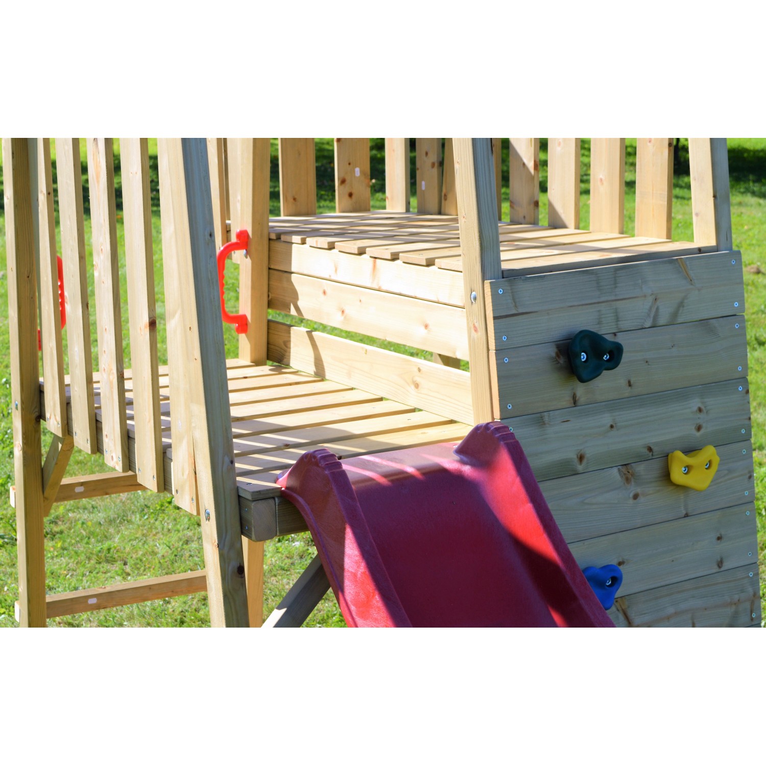 Detailansicht Kinderspielturm Flamingo mit Rutsche und Kletterwand.