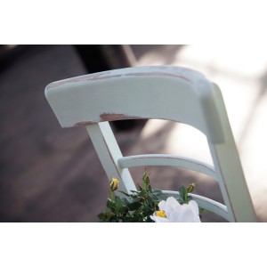 Lorbeergrün gestrichener Stuhl mit Kreidefarbe von Rust-Oleum, Vintage-Look.