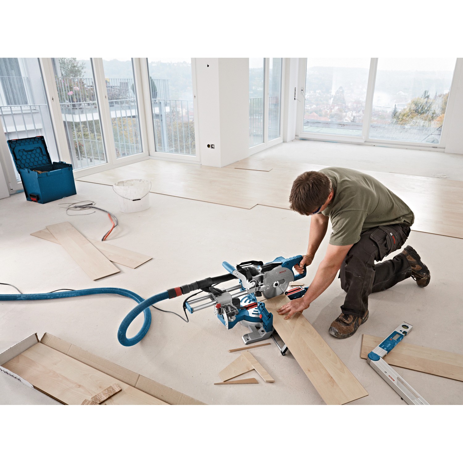 Bosch Professional Paneelsäge GCM 8 SJL im Einsatz beim Holzzuschnitt. Kompakte Bauweise, hohe Schnittkapazität.