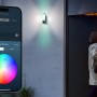 Bosch Smart Home Eyes II Außenkamera in Silber mit farbiger Beleuchtung und Smartphone-Steuerung.