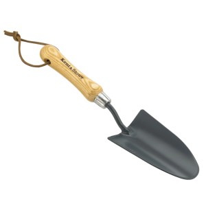 Kent & Stowe Handschaufel aus Carbonstahl mit Eschenholzgriff für Gartenarbeiten.