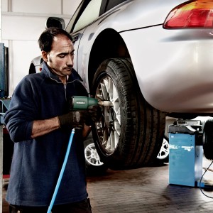 Mann benutzt Metabo Druckluft-Schlagschrauber DSSW 360 Set 1/2 zum Reifenwechsel.