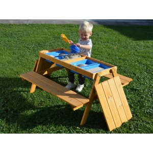 Gaspo Picknick-Spieltisch Gustav mit Matschfächern und Kind beim Spielen im Garten.