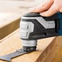 Bosch Professional GOP 55-36 Multicutter im Einsatz auf Holz. Leistungsstarkes Multitool für Profis.