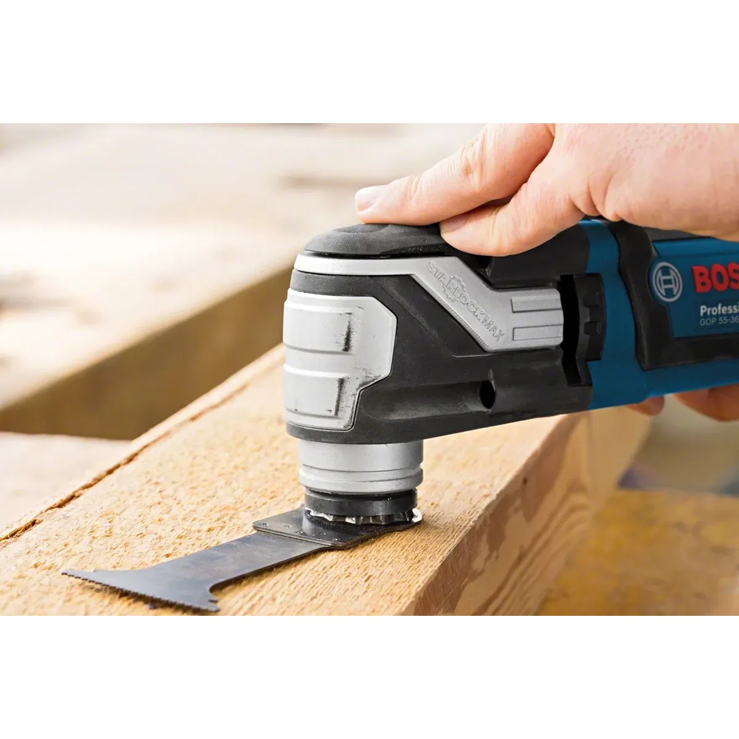Bosch Professional GOP 55-36 Multicutter im Einsatz auf Holz. Leistungsstarkes Multitool für Profis.