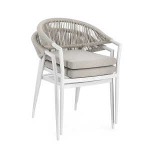 Weißer Bizzotto Gartenstuhl Millor mit Kissen, stapelbar. Ideal für Terrasse und Balkon.
