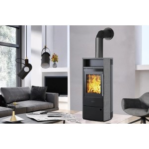 Kleining Dublin Kaminofen Naturstein Grau 6 kW mit Automatik im Wohnraum.