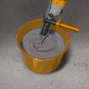 Mischen von MEM 2in1 Dicht-Spachtel (15 kg) im Eimer. Bauabdichtung, graue Farbe.