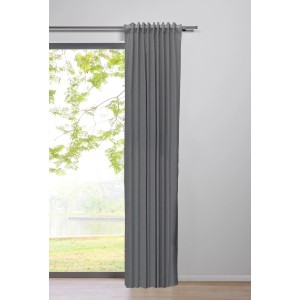 Grauer mydeco Schlaufenschal Leinen, 300x135 cm, vor Fenster.